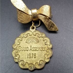 Official jeweler ribbon brooch. BR117